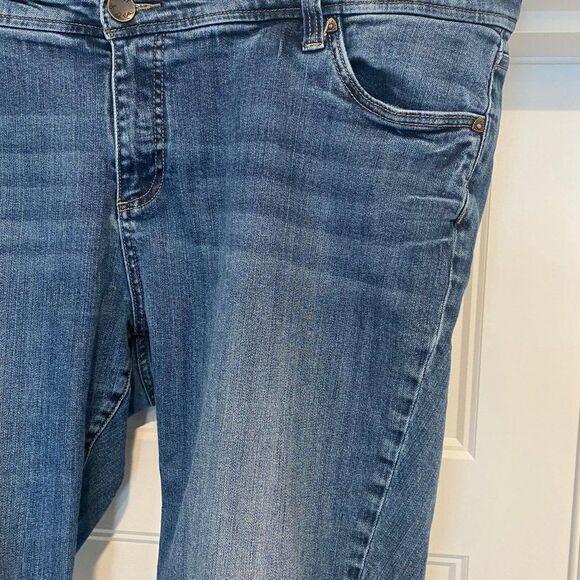 KUT From the Kloth High Rise Cotton Blue Wash Denim Capri Jeans, Size 22x24.5 - Picture 3 of 6